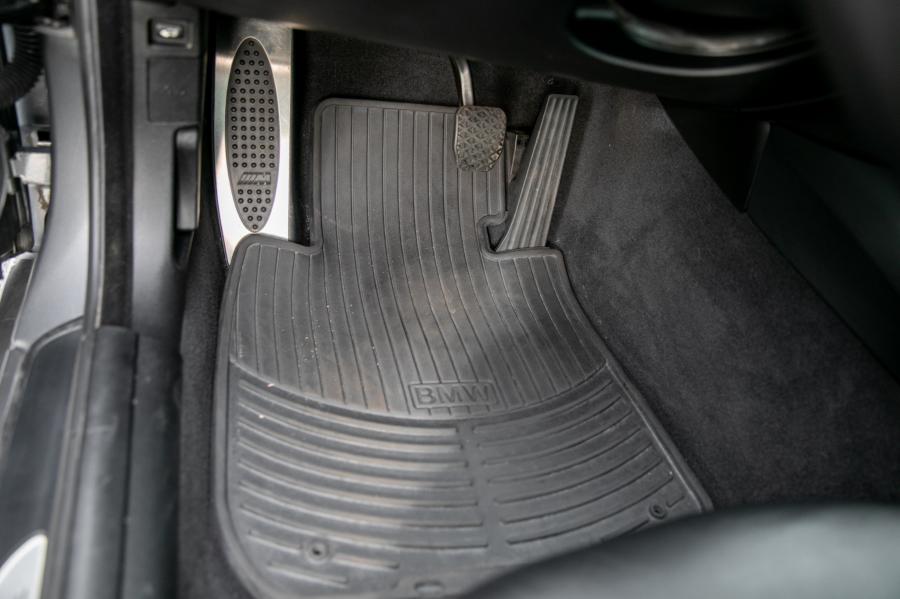Детали интерьера BMW M3 Coupe (E93) 2011 года  (NA) (фото 68 из 80)